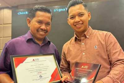 Mohd Shamil (kanan) bersama bapanya, Zulkifli Harun menunjukkan sijil penyertaan Program AUM 2023 dan Anugerah Peningkatan Jualan bagi Program AUM 2023.