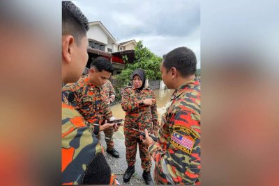 Sayani turut menyertai operasi menyelamat mangsa-mangsa banjir di Arena Kapayang Putra di Ipoh. Foto ihsan Bomba Perak