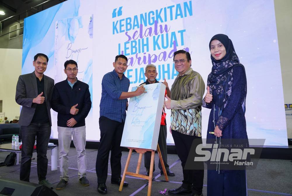 Dari kiri, Izzat, Rozanizam, Danial, Pengurus Kanan Tugas-Tugas Khas Karangkraf, Hashim Anang, Alizi dan Hajar ketika Majlis Pelancaran buku Bounce Back Better: Bangkit Dengan al-Quran sempena Pesta Buku Antarabangsa Selangor 2024 di Pusat Konvensyen Setia City pada Ahad. Foto Sinar Harian MOHD HALIM ABDUL WAHID