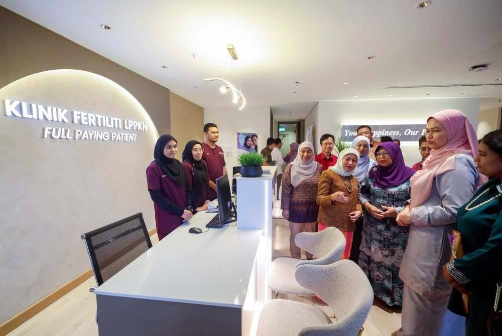 Nancy Shukri (empat dari kanan) melawat ruang klinik selepas merasmikan Klinik Fertiliti LPPKN pada Majlis Jalinan Kasih Lembaga Penduduk dan Pembangunan Keluarga Negara (LPPKN) 2024 dan Perasmian Klinik Fertiliti LPPKN Full Paying Patient di bangunan LPPKN hari ini. Foto Bernama