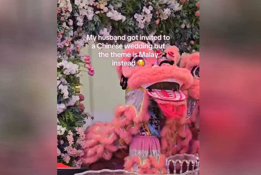 Tarian singa turut mengiringi pasangan pengantin ketika masuk ke dewan.