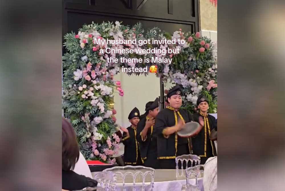 Pasangan pengantin masuk ke dewan diiringi paluan kompang dan tarian singa.