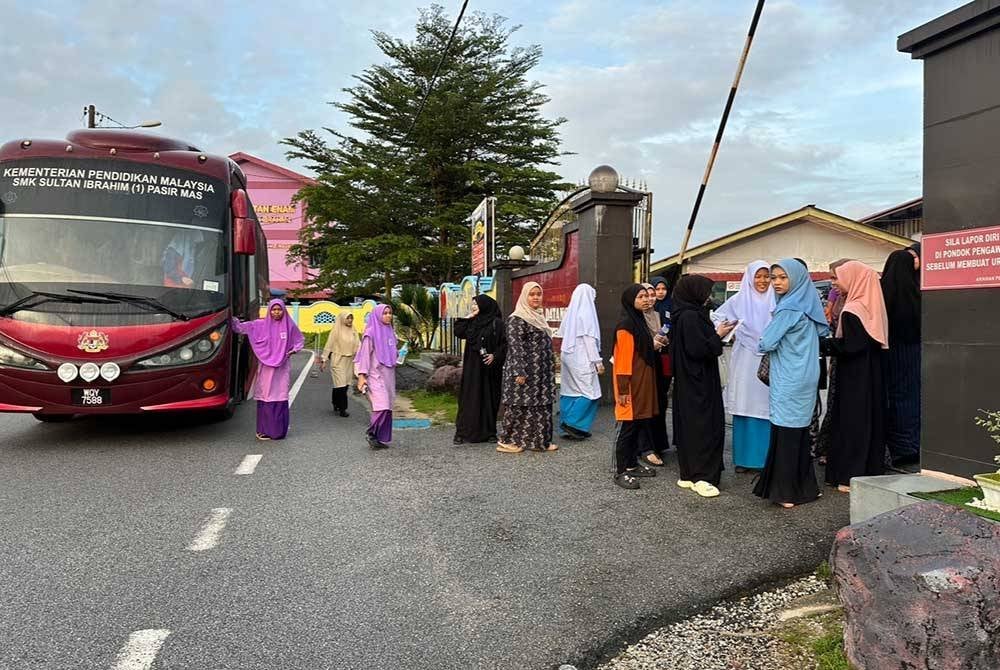 Calon SPM mangsa banjir tiba dengan menaiki bas.FOTO SINAR HARIAN-ADILA SHARINNI WAHID.