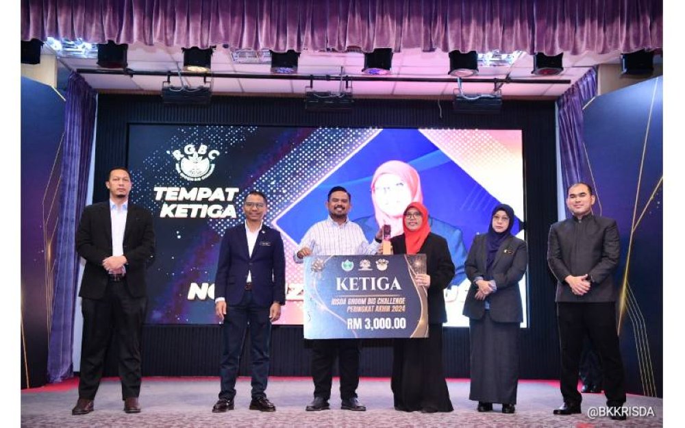 Manndzri menyampaikan hadiah kepada Norafizaa yang memenangi tempat ketiga.