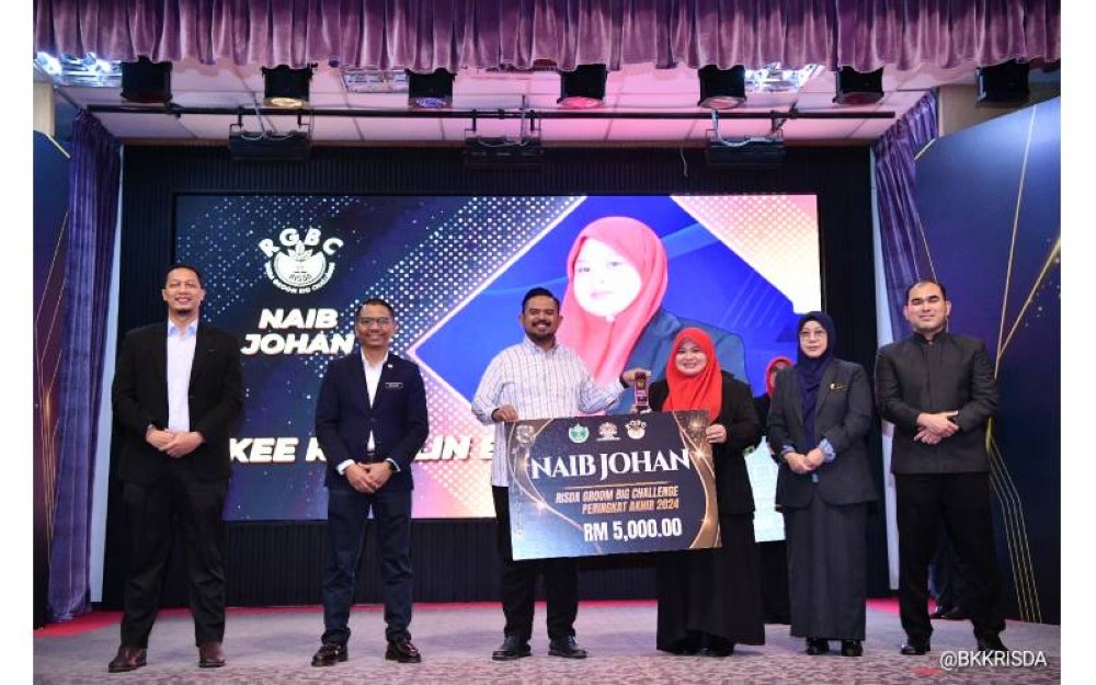 Manndzri menyampaikan hadiah kepada Kee Rozalin yang memenangi tempat kedua.