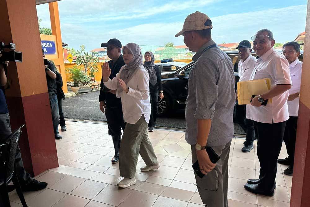 Fadhlina (dua dari kiri) yang tiba di Pejabat Pendidikan Daerah Pasir Mas sempena lawatan kerja pada Isnin.