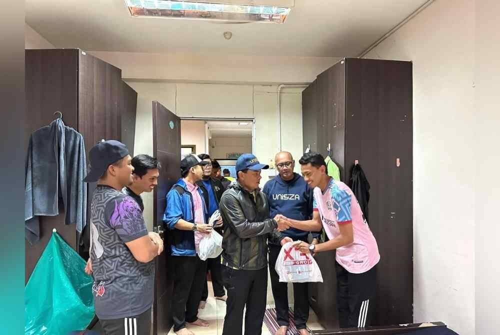 Fadzli (tengah) menziarahi pelajar yang ditenpatkan di asrama UniSZA selepas rumah sewa mereka dinaiki air.