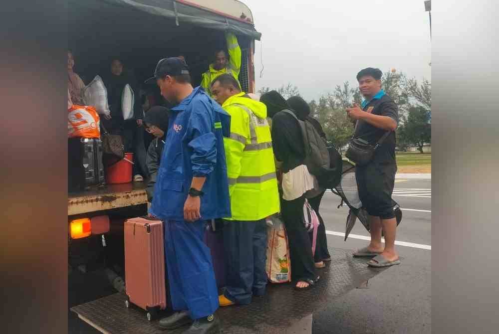 Antara pelajar yang dipindahkan ke asrama UniSZA selepas rumah sewa mereka dinaiki air.