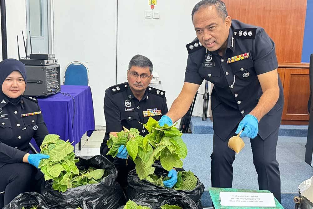 Sebanyak 27 kg daun ketum dan 11.4 liter air ketum yang dirampas di rumah suspek.