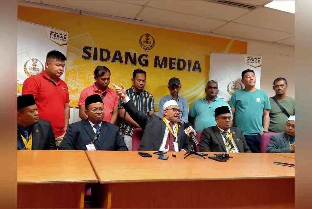 Razman (duduk, tengah) mengulangi pendirian di luar DUN bahawa agar siasatan lebih mendalam dibuat berkaitan isu tersebut.