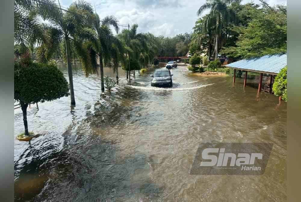 Laluan masuk Sekolah Menengah Kebangsaan Sri Kiambang ditenggelami banjir. FOTO SINAR HARIAN-ADILA SHARINNI WAHID.