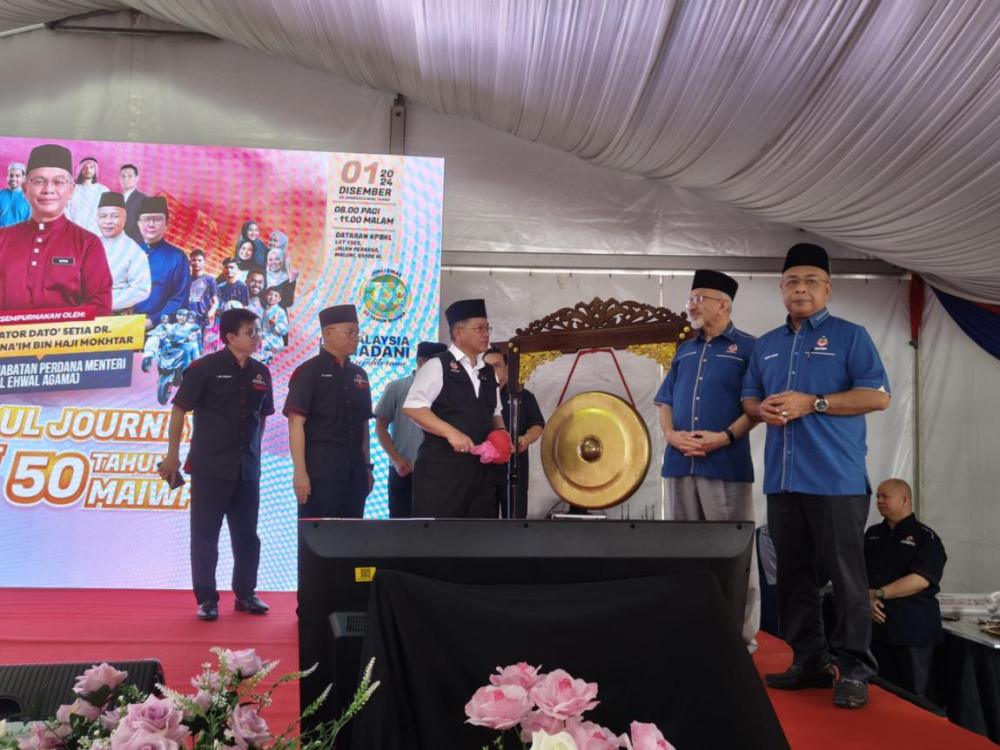 Mohd Na’im (tiga dari kiri) menyempurnakan gimik perasmian Karnival Soul Journey Belia Asnaf di pekarangan KPBKL pada Ahad.