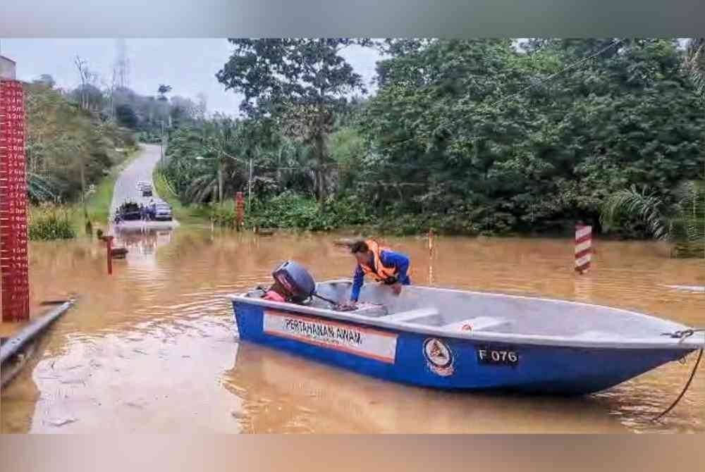 Bot fiber yang digunakan untuk membantu menghantar 11 pengawas Ujian Bertutur SPM terbabit. Foto ihsan APM