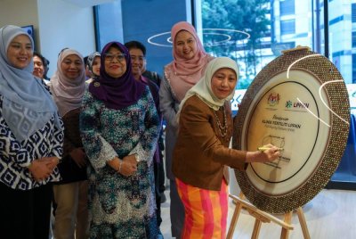 Nancy Shukri (kanan) merasmikan Klinik Fertiliti LPPKN pada Majlis Jalinan Kasih Lembaga Penduduk dan Pembangunan Keluarga Negara (LPPKN) 2024 di bangunan LPPKN hari ini. Foto Bernama