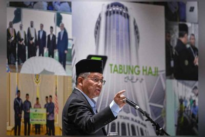 Mohd Na'im berucap pada Majlis Perasmian Program Bijak Bestari Kampung Bharu di Menara Tabung Haji, pada Isnin. Foto Bernama