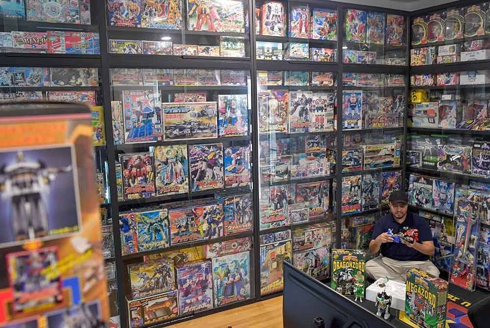 Lebih 500 barang mainan berkaitan siri Super Sentai dari Jepun, bermula dari edisi pertama 1975 hingga terkini dan siri Power Rangers dari Amerika Syarikat dari 1993 hingga 2023 dikumpulkan.