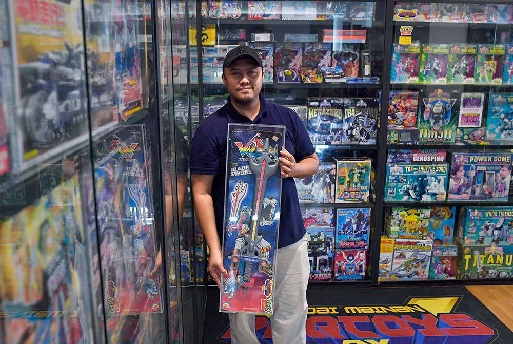 Req Arif menunjukkan koleksi paling berharga iaitu pedang dari siri animasi Voltron yang berharga RM20,000.