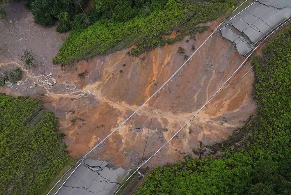 Jalan tersebut dijangka ditutup lebih lama bagi proses pembaikan berikutan runtuhan yang berlaku sepanjang 100 meter itu agak serius. Foto Bernama