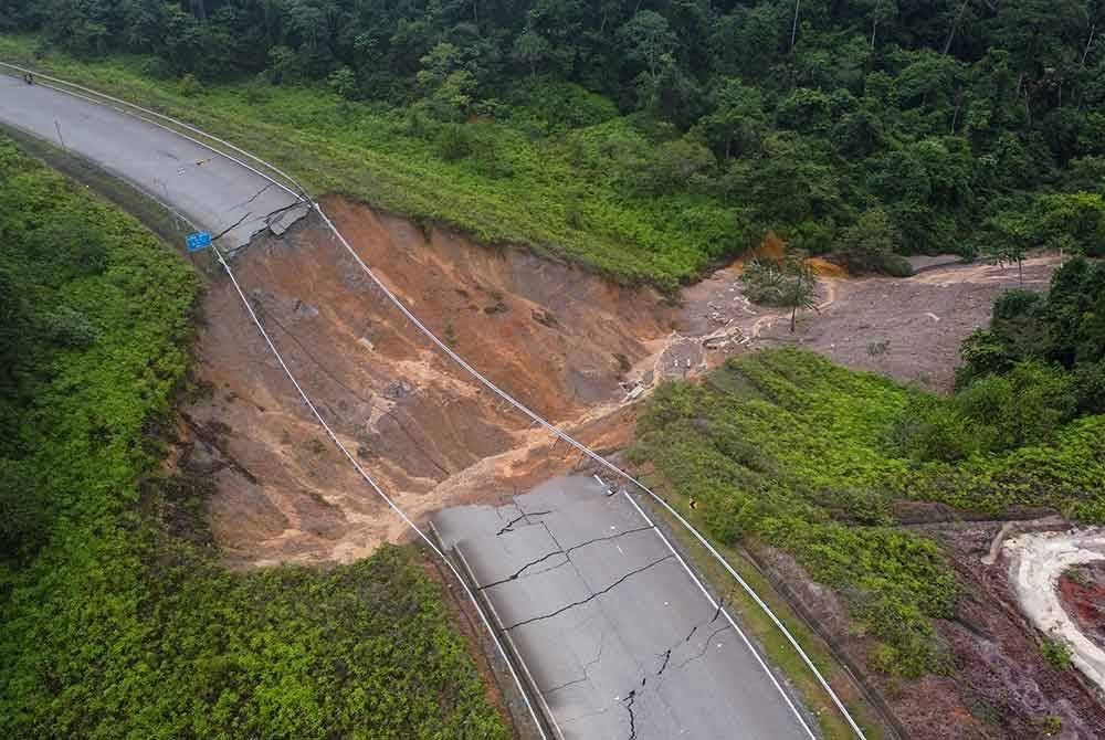 Jalan tersebut dijangka ditutup lebih lama bagi proses pembaikan berikutan runtuhan yang berlaku sepanjang 100 meter itu agak serius. Foto Bernama