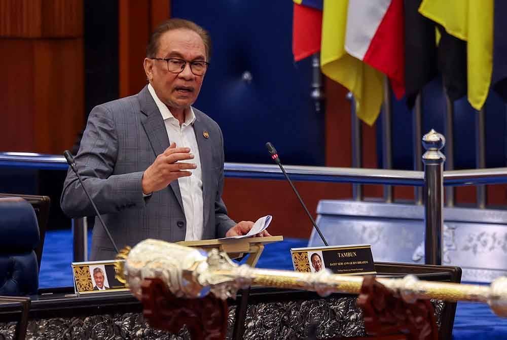 Perdana Menteri Datuk Seri Anwar Ibrahim menjawab soalan pada sesi waktu pertanyaan - pertanyaan menteri pada Persidangan Dewan Rakyat sempena Mesyuarat ke Tiga Penggal Ke Tiga Parlimen ke-15 di Bangunan Parlimen hari ini. Foto Bernama