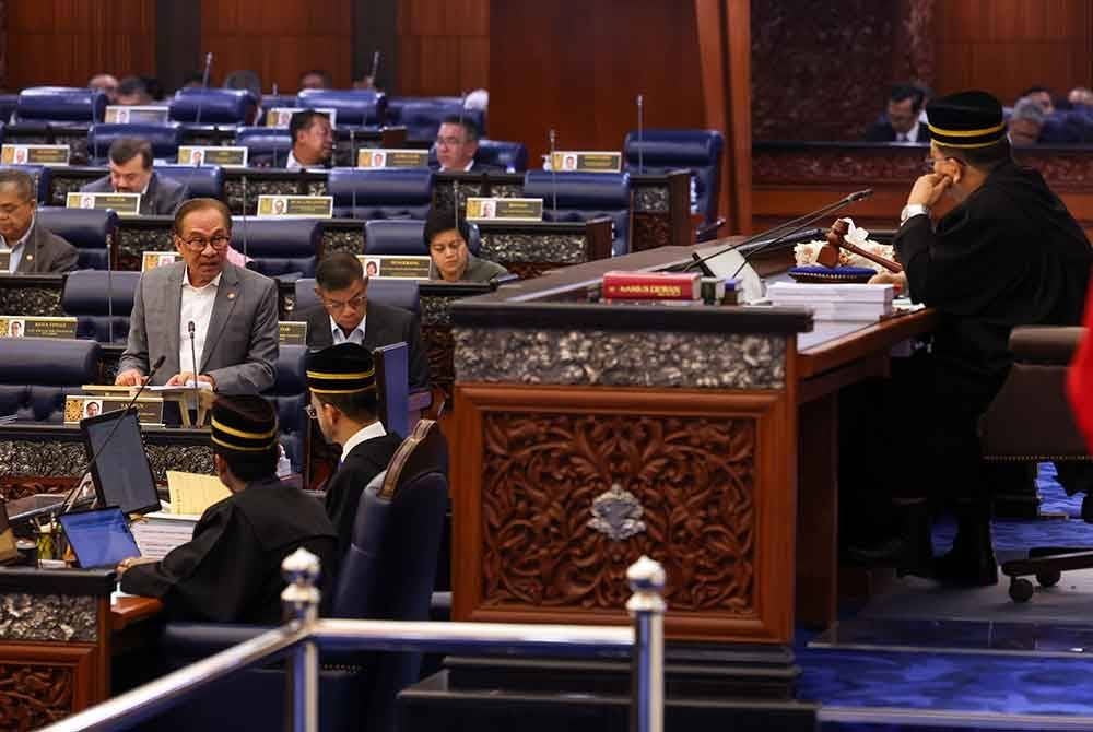 Perdana Menteri Datuk Seri Anwar Ibrahim menjawab soalan pada sesi waktu pertanyaan - pertanyaan menteri pada Persidangan Dewan Rakyat sempena Mesyuarat ke Tiga Penggal Ke Tiga Parlimen ke-15 di Bangunan Parlimen hari ini. Foto Bernama