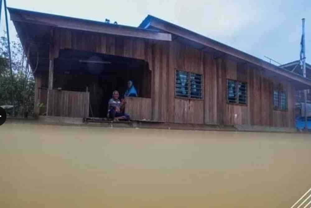 Menurut Pokwe, beliau baru sahaja mengikat 20 biji dram lagi pada rumahnya itu, membolehkan beliau memuatkan empat buah motosikal di atas rumah tanpa menjejaskan daya apung sekalipun paras air terus meningkat.