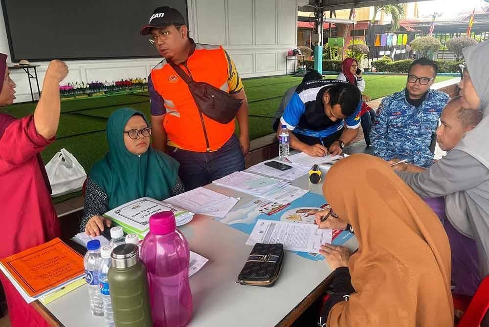 Mangsa banjir ditempatkan sementara di PPS SK Sungai Binjai dan Pusat Balai Jawatankuasa Pembangunan dan Keselamatan Kampung (JPKK) Bukit Kapar.