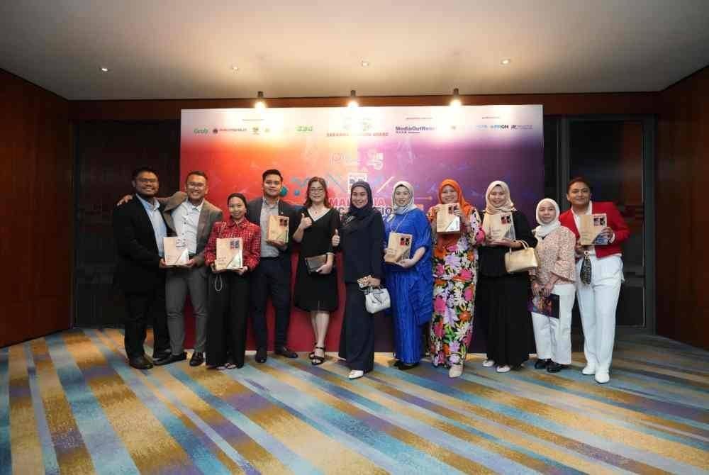 Intan Syazwani (tengah) bersama kakitangan Agrobank di MPRA 2024.