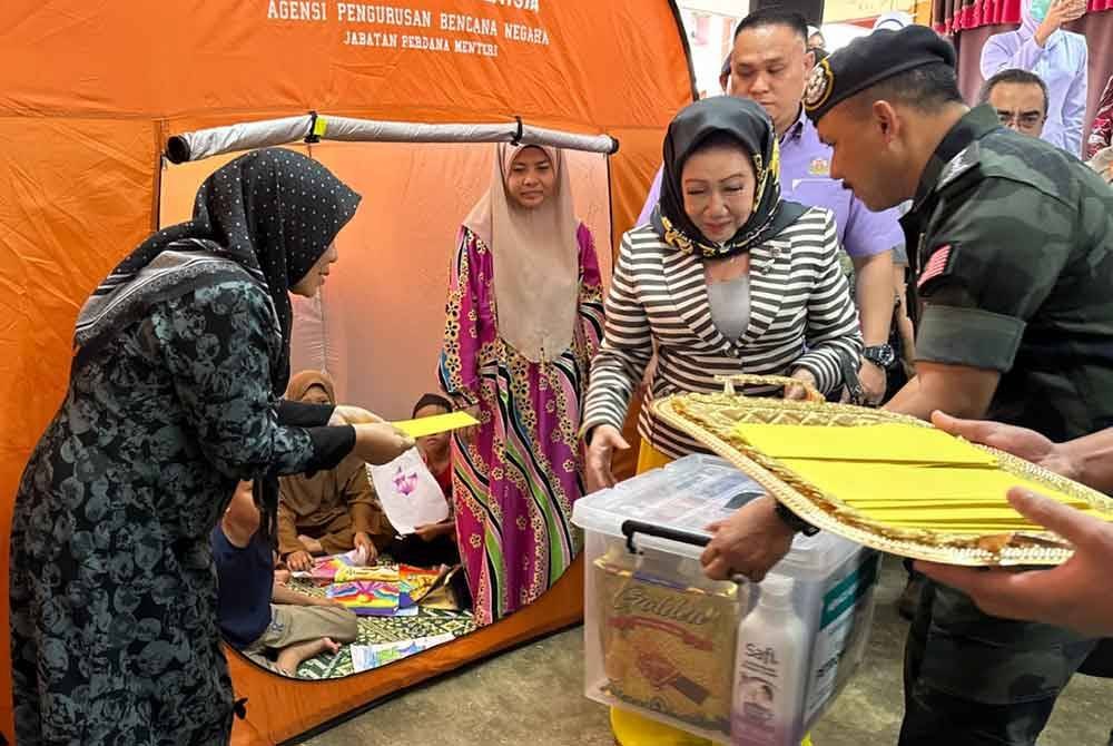 Barangan kelengkapan dan makanan juga disampaikan kepada mangsa banjir.