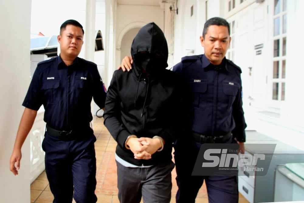 Mohd Nazri dibawa masuk ke Mahkamah Tinggi Ipoh bagi perbicaraan kes bunuh melibatkan seorang pelajar Tingkatan Lima, Disember tahun lalu.