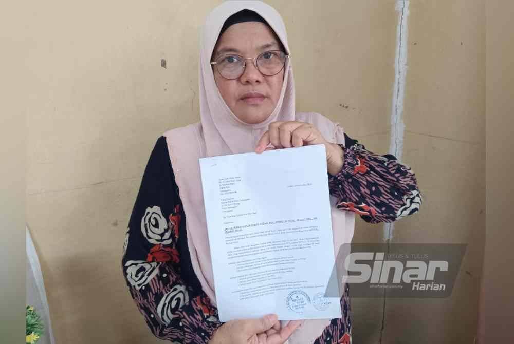 Azam menunjukkan bukti salinan aduan yang dihantar kepada pihak berwajib