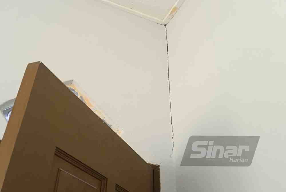 Dinding di rumah Azam yang mula retak akibat hakisan.
