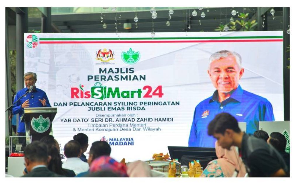 Ahmad Zahid menyampaikan ucapan dalam Majlis Perasmian RisSMart24 dan Pelancaran Syiling Peringatan Jubli Emas RISDA.