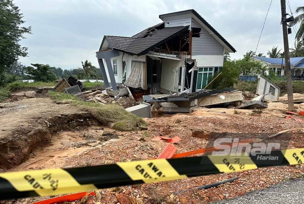 Rumah tumpangan di Kampung Jubakar Pantai musnah dibadai arus deras. FOTO SINAR HARIAN-ADILA SHARINNI WAHID.