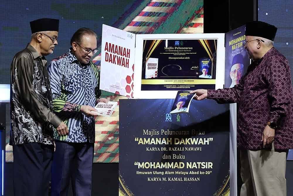 Anwar (dua dari kiri) pada Majlis Peluncuran Buku Amanah Dakwah karya Dr Razali Nawawi & 'Mohammad Natsir Ilmuwan Ulung Alam Melayu Abad Ke-20' karya Prof Emeritus Tan Sri Dr M Kamal Hassan di Bangi Avenue Konvensyen Centre hari ini. - Foto: Bernama