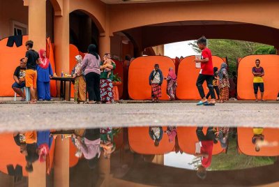 Mangsa banjir sekitar Tumpat yang terkesan memilih untuk tinggal di Pusat Pemindahan Sementara (PPS) Maktab Rendah Sains Mara (MRSM) Tumpat. Foto Bernama