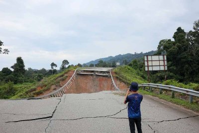Jalan Aring 8-Kenyir-Kuala Jeneris di Jalan Tasik Kenyir dekat Hulu Terengganu ditutup sepenuhnya akibat tanah runtuh, berikutan hujan lebat baru-baru ini. Foto Bernama