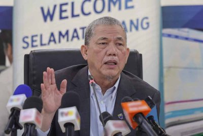 Fadillah pada sidang media selepas meninjau Bilik Gerakan Banjir di Pusat Ramalan dan Amaran Banjir Negara, Bahagian Pengurusan Sumber Air dan Hidrologi, Jabatan Pengairan dan Saliran pada Selasa. Foto Bernama