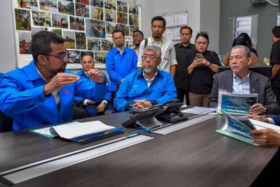 Fadillah Yusof (kanan) mengikuti taklimat berkaitan persiapan banjir oleh pihak TNB semasa melawat 'War Room Banjir' di Wisma TNB hari ini. Foto Bernama