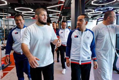 Onn Hafiz (dua dari kanan) bersama delegasi kerajaan negeri Johor ketika mengadakan perjumpaan bersama Khabib 'The Eagle' Nurmagomedov, bekas Juara Dunia UFC Kategori Lightweight di Abu Dhabi. Foto FB Onn Hafiz Ghazi
