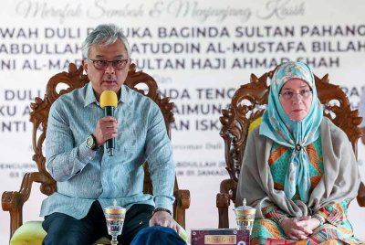 Sultan Pahang Al-Sultan Abdullah Ri'ayatuddin Al-Mustafa Billah Shah berkenan bertitah pada Majlis Pengurniaan Kunci Rumah Rakyat Al-Sultan Abdullah (Ru'RASA) di Kampung Tanjung Gahai hari ini. - Foto: Bernama