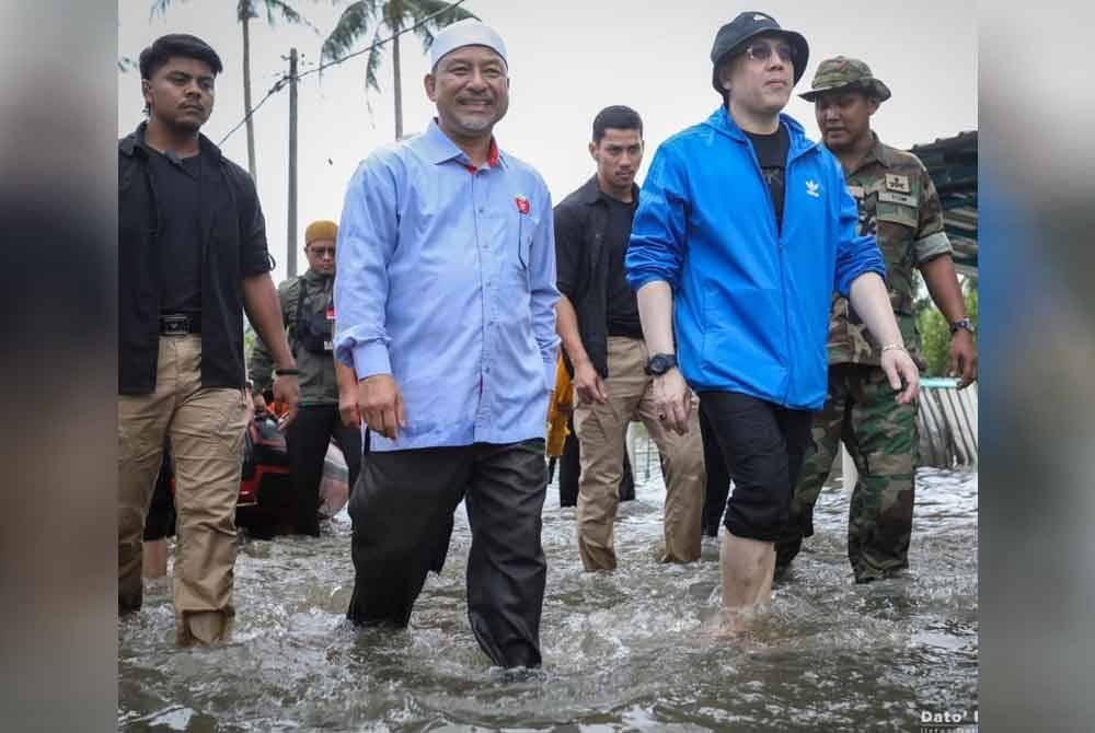 Nassuruddin (dua dari kiri) ketika menyambut Tengku Mahkota Kelantan,Tengku Muhammad Fakhry Petra ketika mencemar duli melawat mangsa banjir di Pasir Mas.