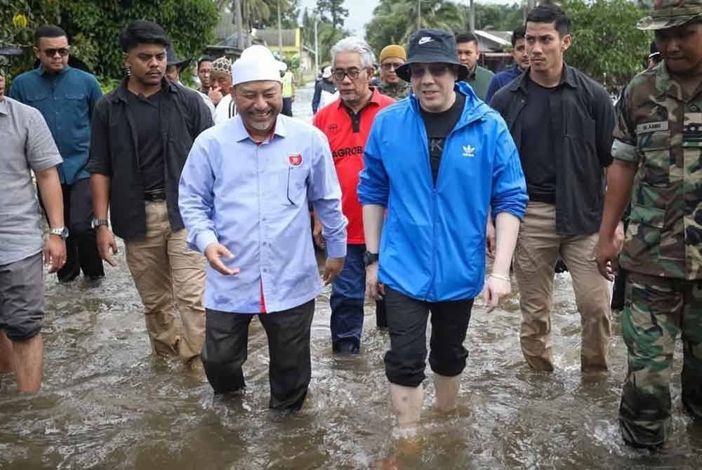 Mohd Nassuruddin mengiringi Tengku Mahkota Kelantan yang berkenan mencemar duli melawat penduduk yang terjejas dengan banjir di PPS Sekolah Menengah Ugama Arab Ismailiah Binjai Manis, Pohon Buloh, Pasir Mas pada petang Selasa.