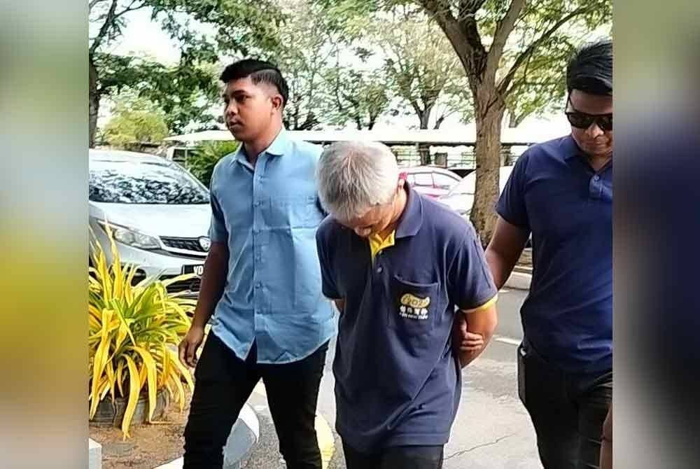 Khai Liang (tengah) mengaku tidak bersalah di Mahkamah Sesyen Butterworth di sini atas pertuduhan pecah amanah dengan membawa keluar barang syarikat tanpa kebenaran tahun lalu.