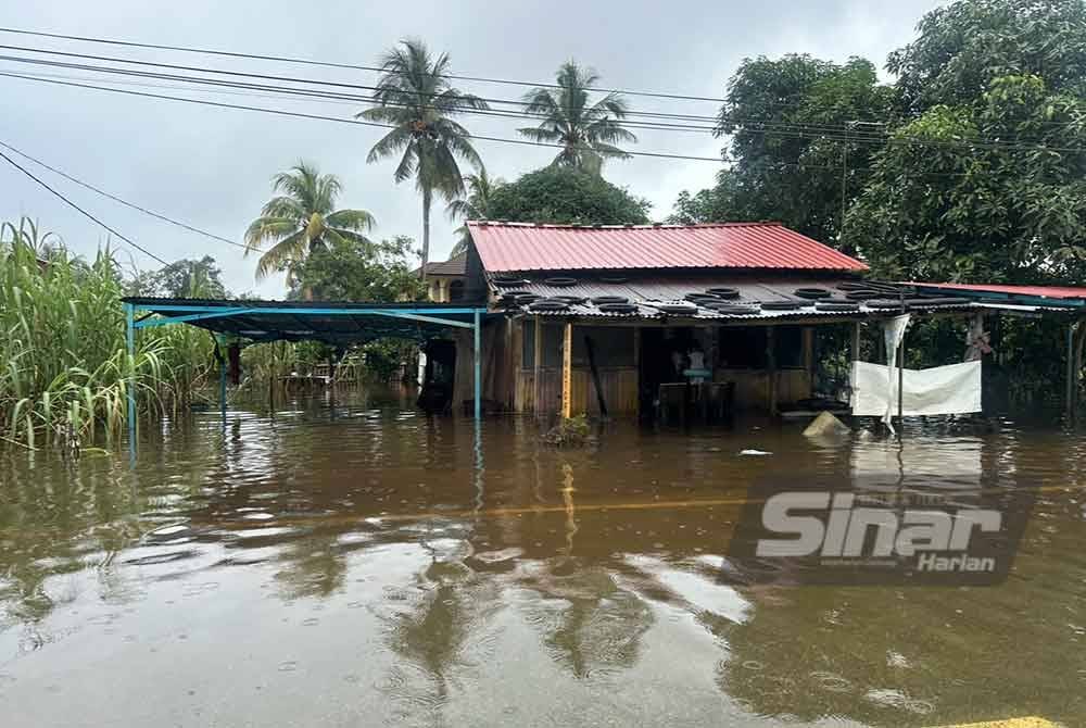 Keadaan rumah penduduk yang dilanda banjir di Kampung Ana, Tumpat. - FOTO: SINAR HARIAN/ADILA SHARINNI WAHID.