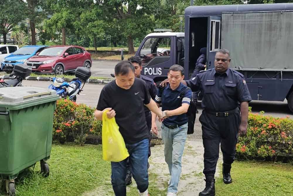 Kedua-dua usahawan China mengaku bersalah mencuri wang tunai di dalam pesawat pada November lalu.