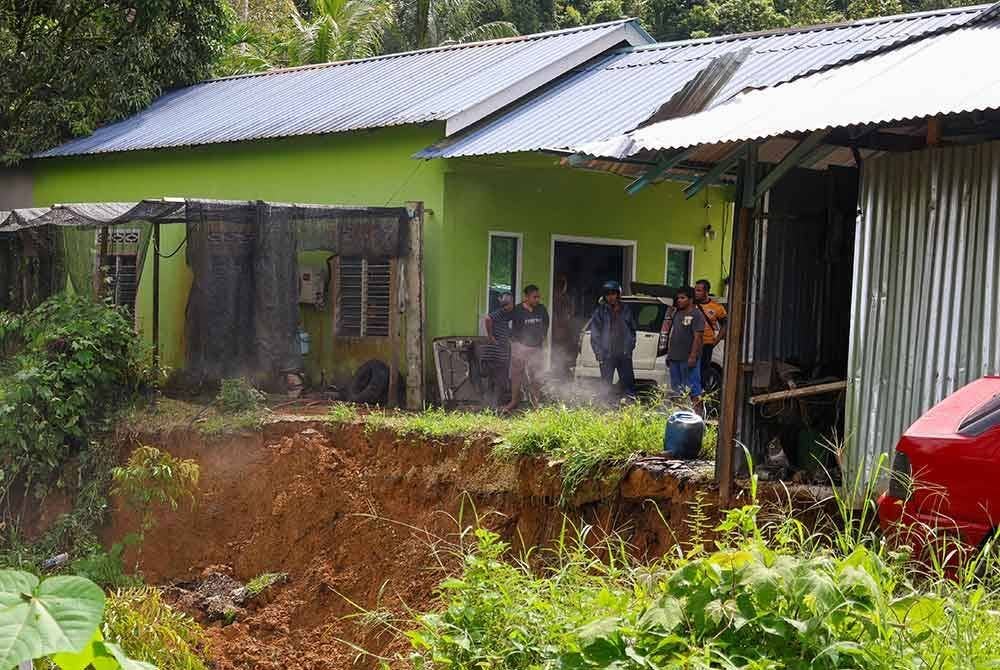Keadaan tanah runtuh berdekatan rumah penduduk berikutan hujan lebat pada musim tengkujuh di Simpang Jerek di sini. Foto Bernama