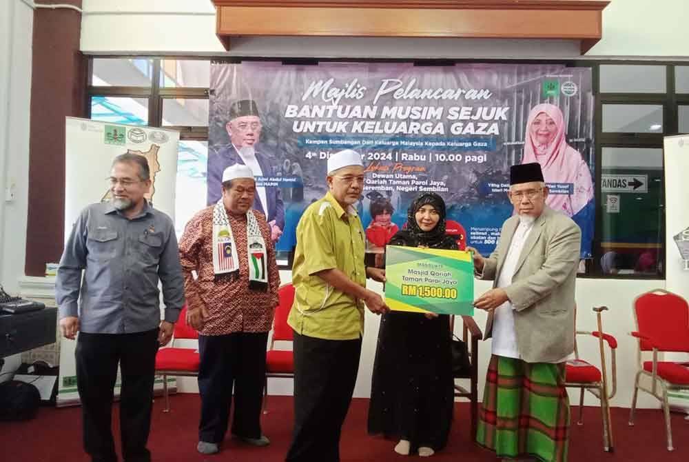 Sumbangan untuk Gaza diserahkan kepada MAPIM diwakili Presidennya, Mohd Azmi (kanan)