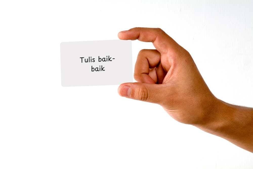 MAKSIAT yang dilakukan oleh tangan itu termasuklah menulis perkara yang diharamkan oleh syarak. -Foto: CANVA