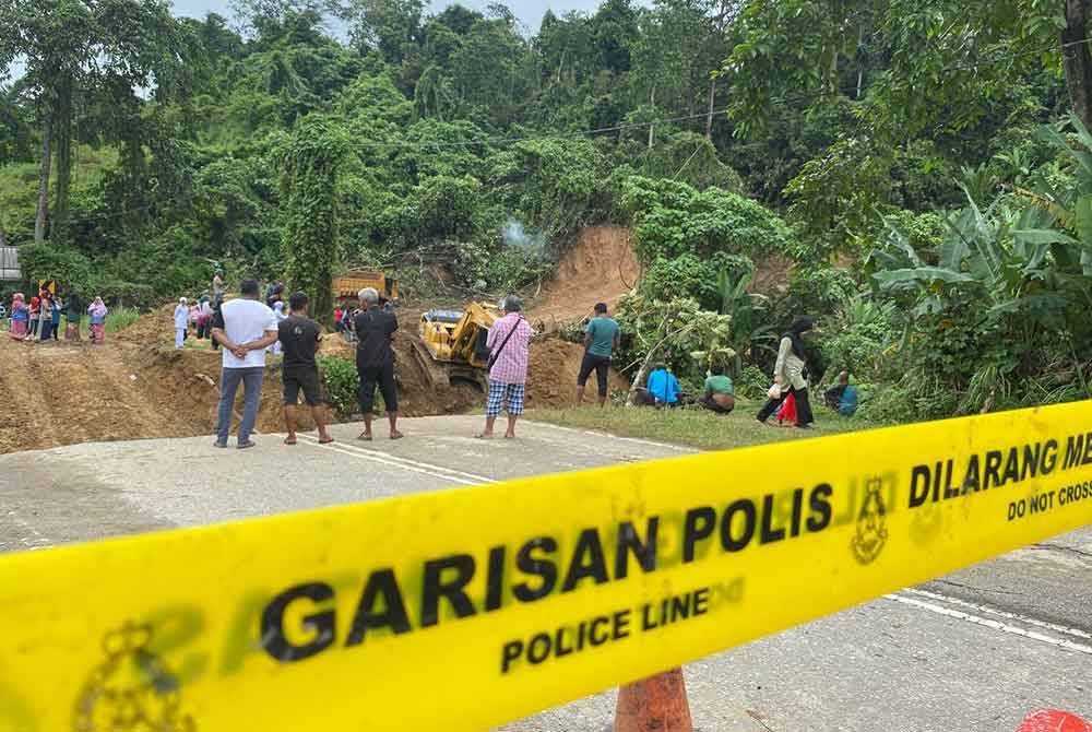 Laluan Kilometer 35 Jalan Gua Musang-Jeli di Gua Musang ditutup kepada semua kenderaan.